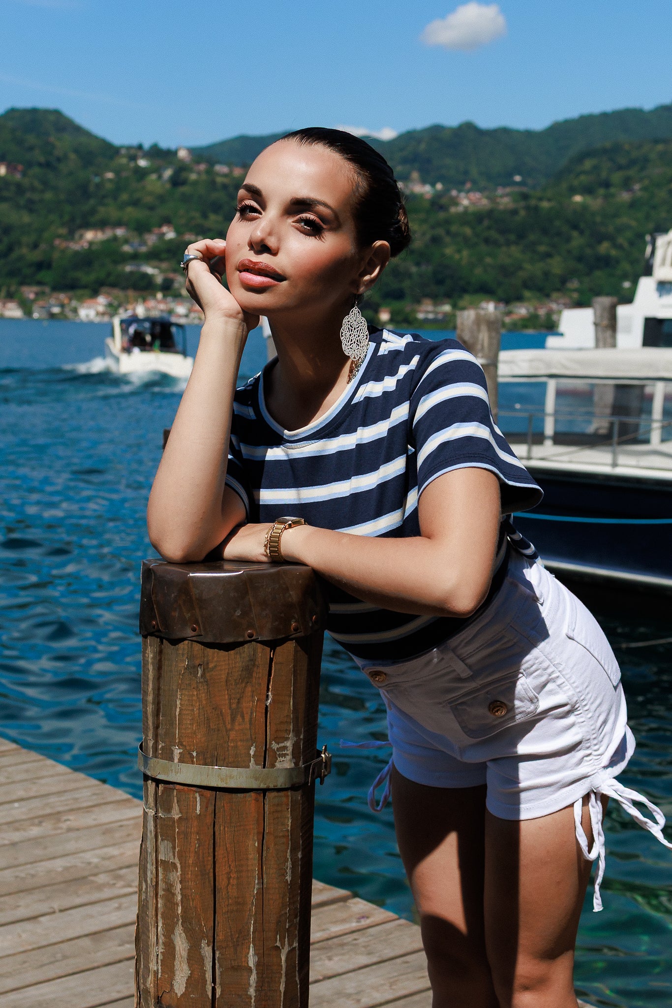 Maglia a righe blu con fiocco sul retro