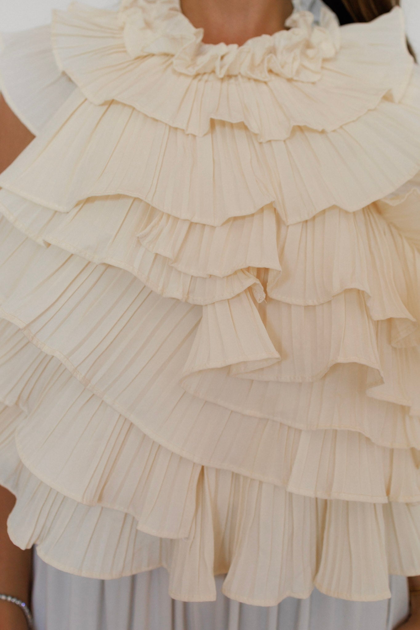 Top arricciato con schiena scoperta beige