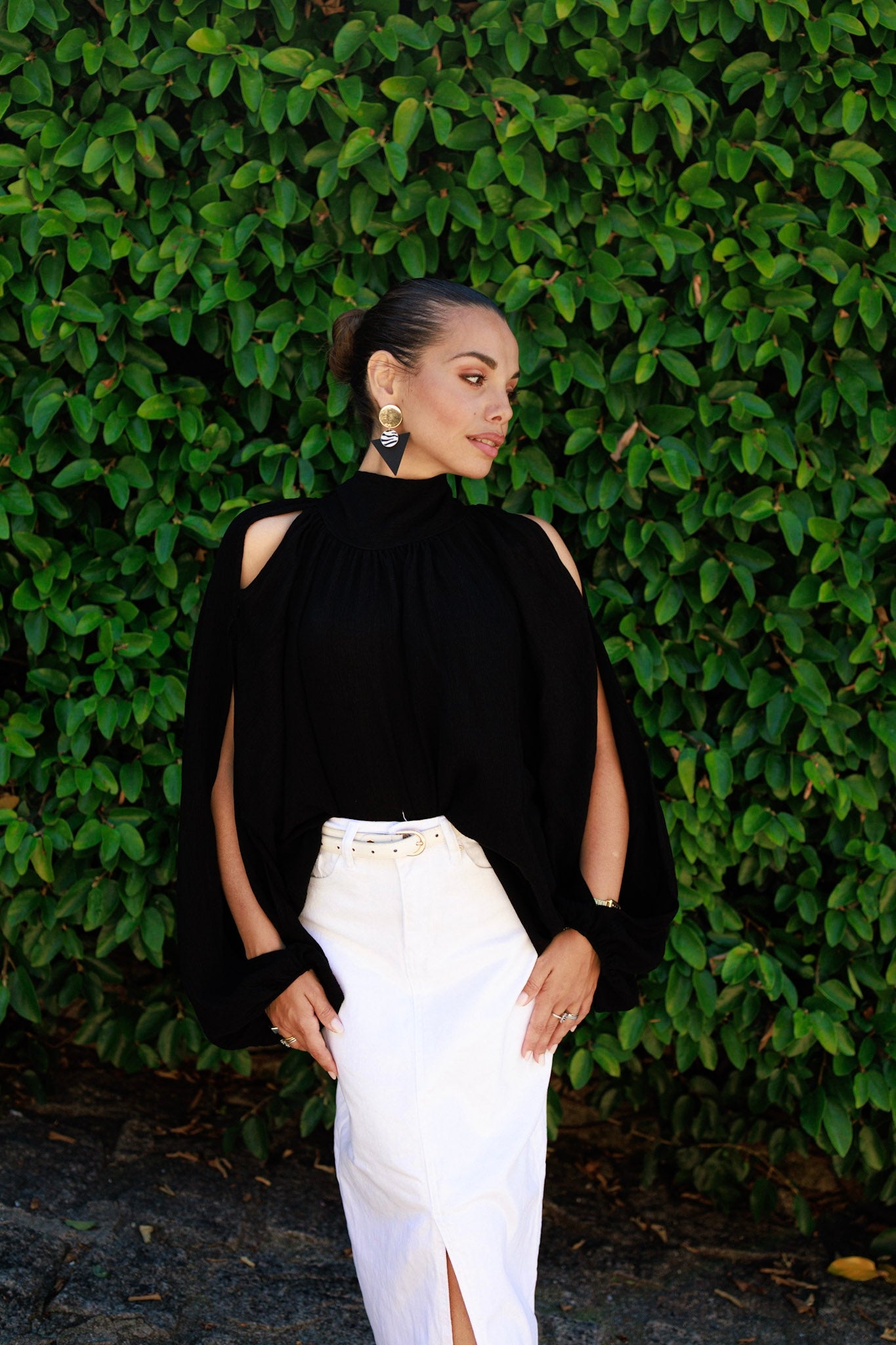Blusa nera con maniche aperte