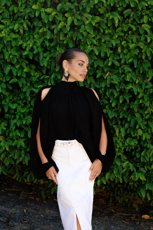 Blusa nera con maniche aperte