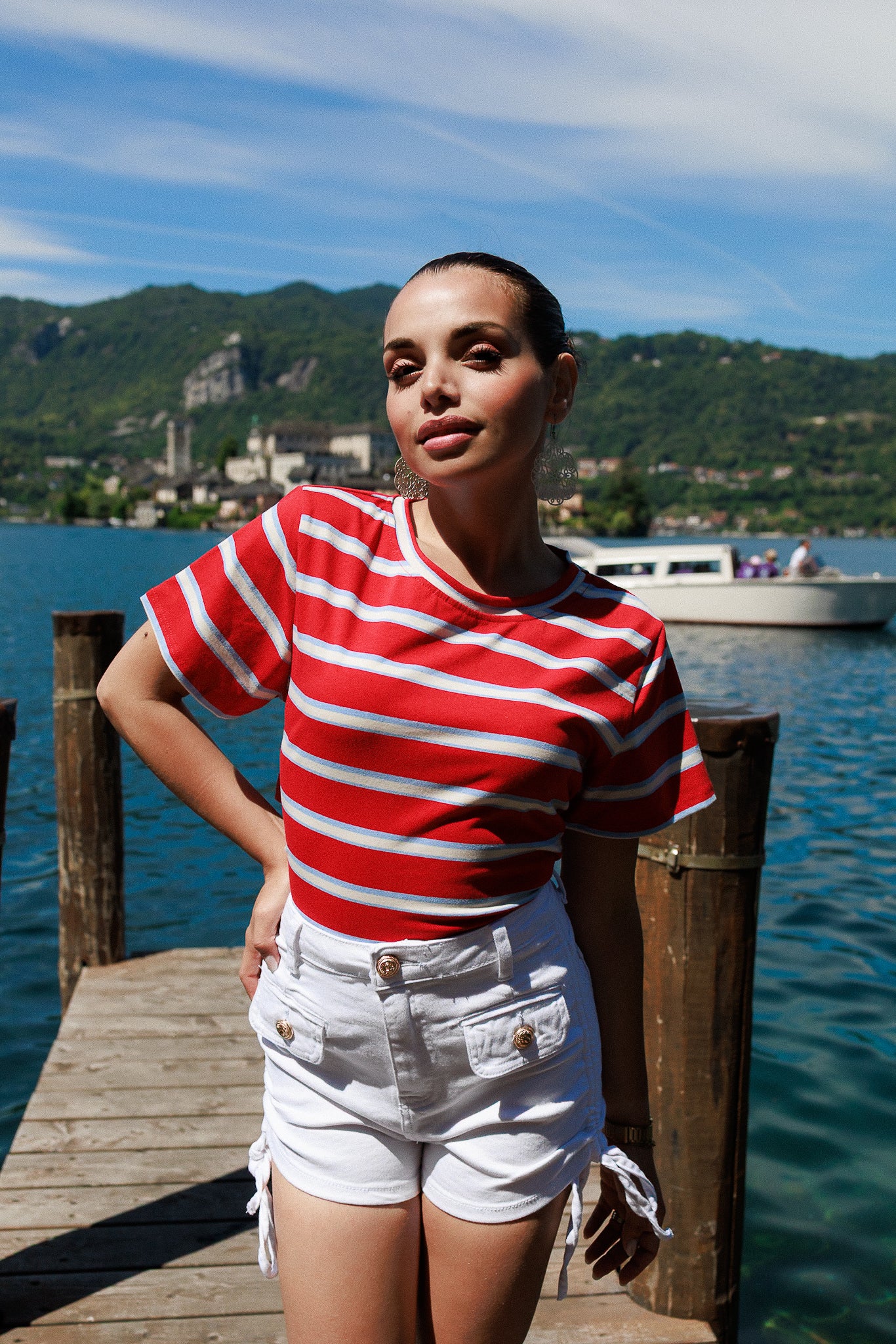 Maglia a righe rossa con fiocco sul retro