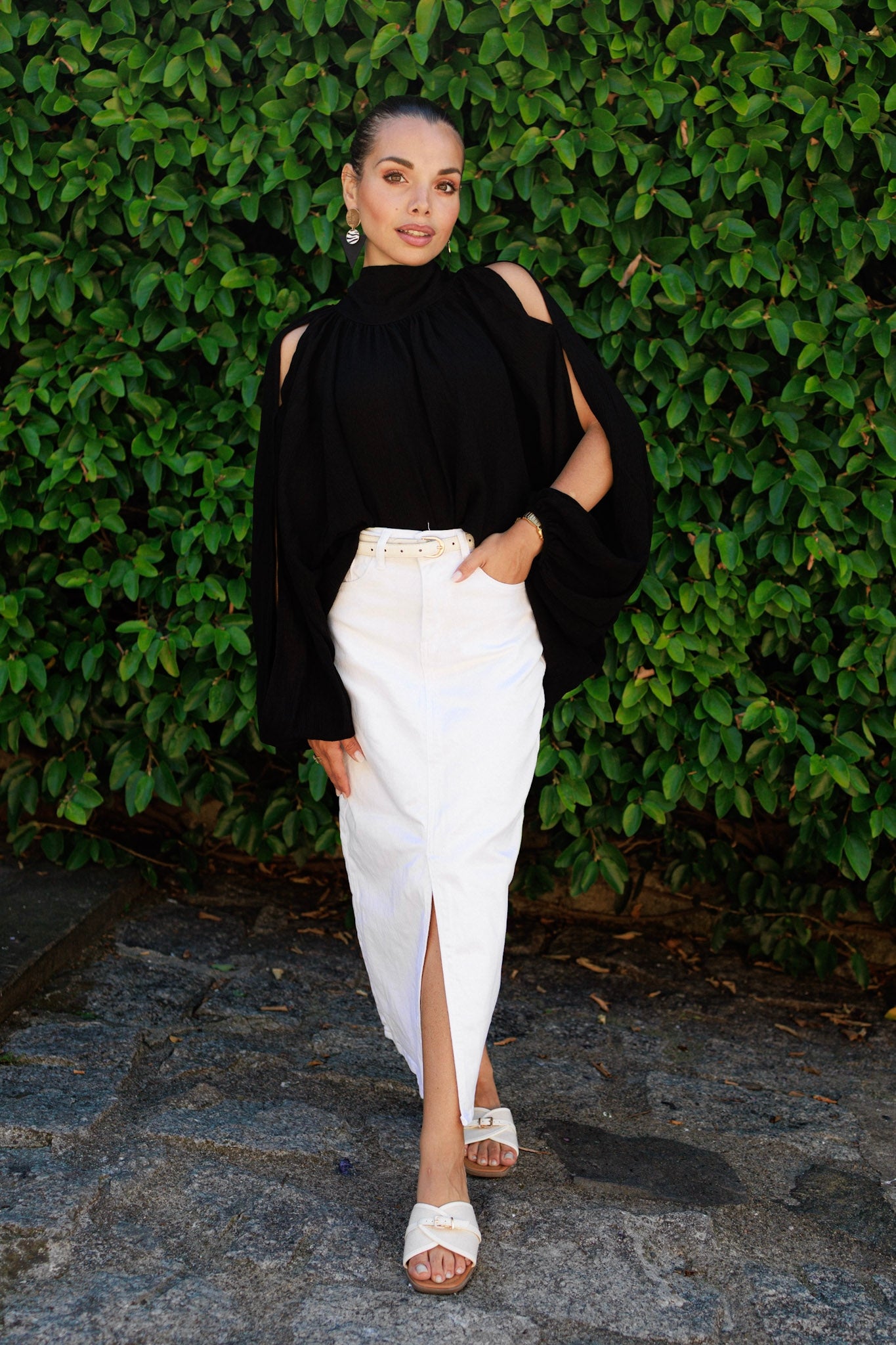 Blusa nera con maniche aperte