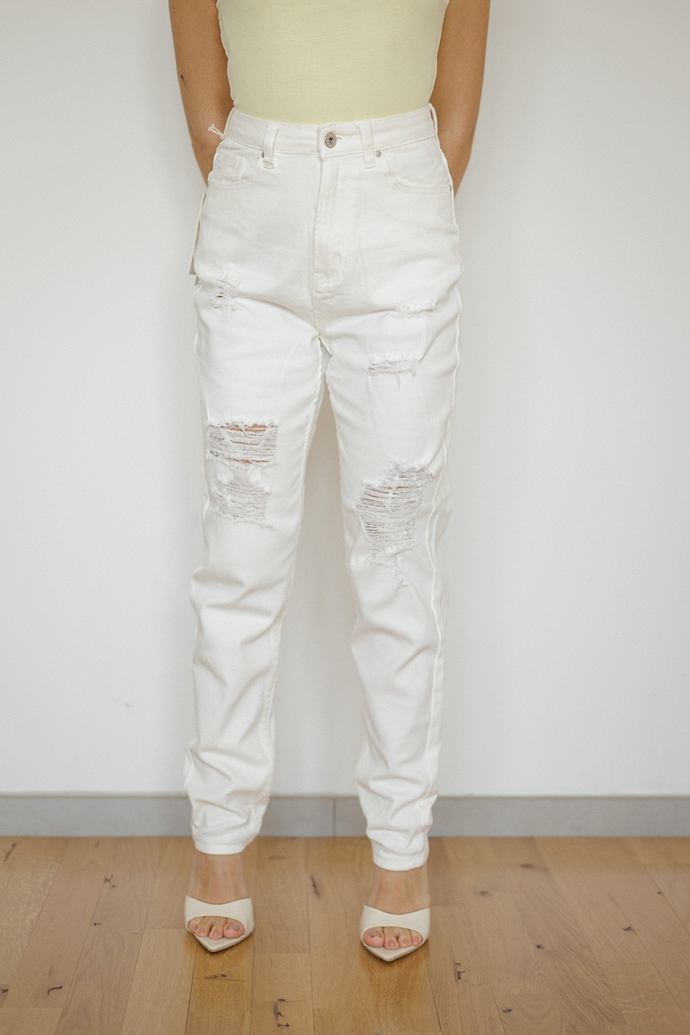 Pantaloni bianchi con strappi