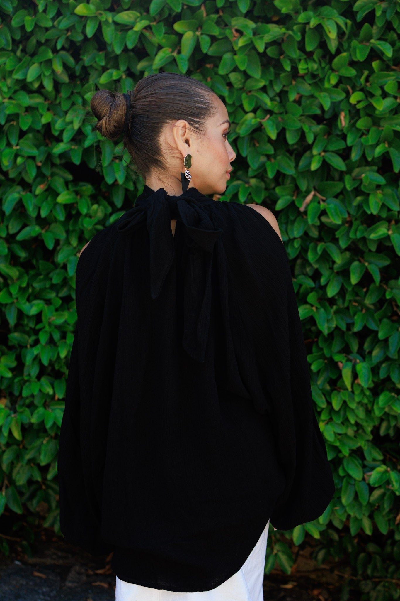 Blusa nera con maniche aperte
