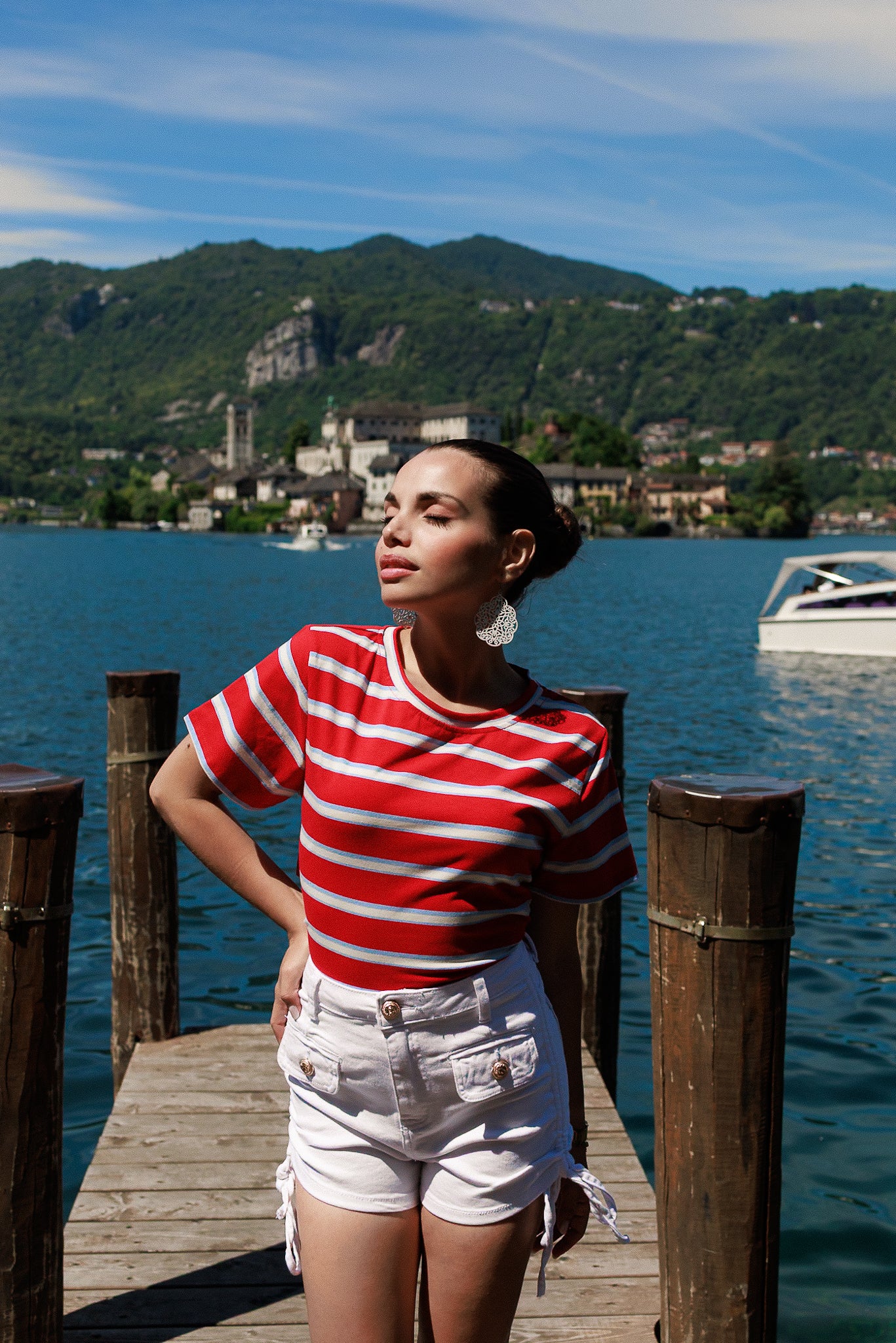 Maglia a righe rossa con fiocco sul retro