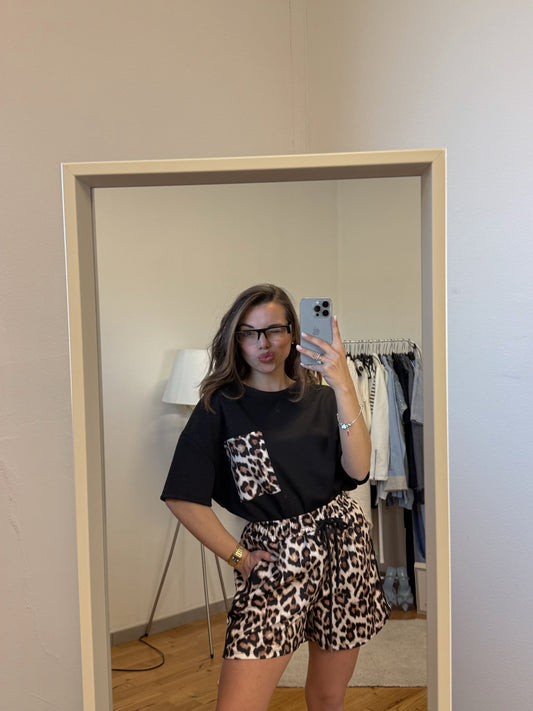Coordinato t-shirt/shorts leopardato