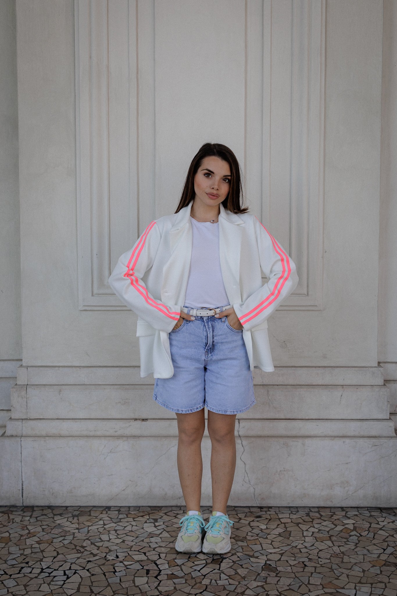 Blazer bianco a righe rosa fluo