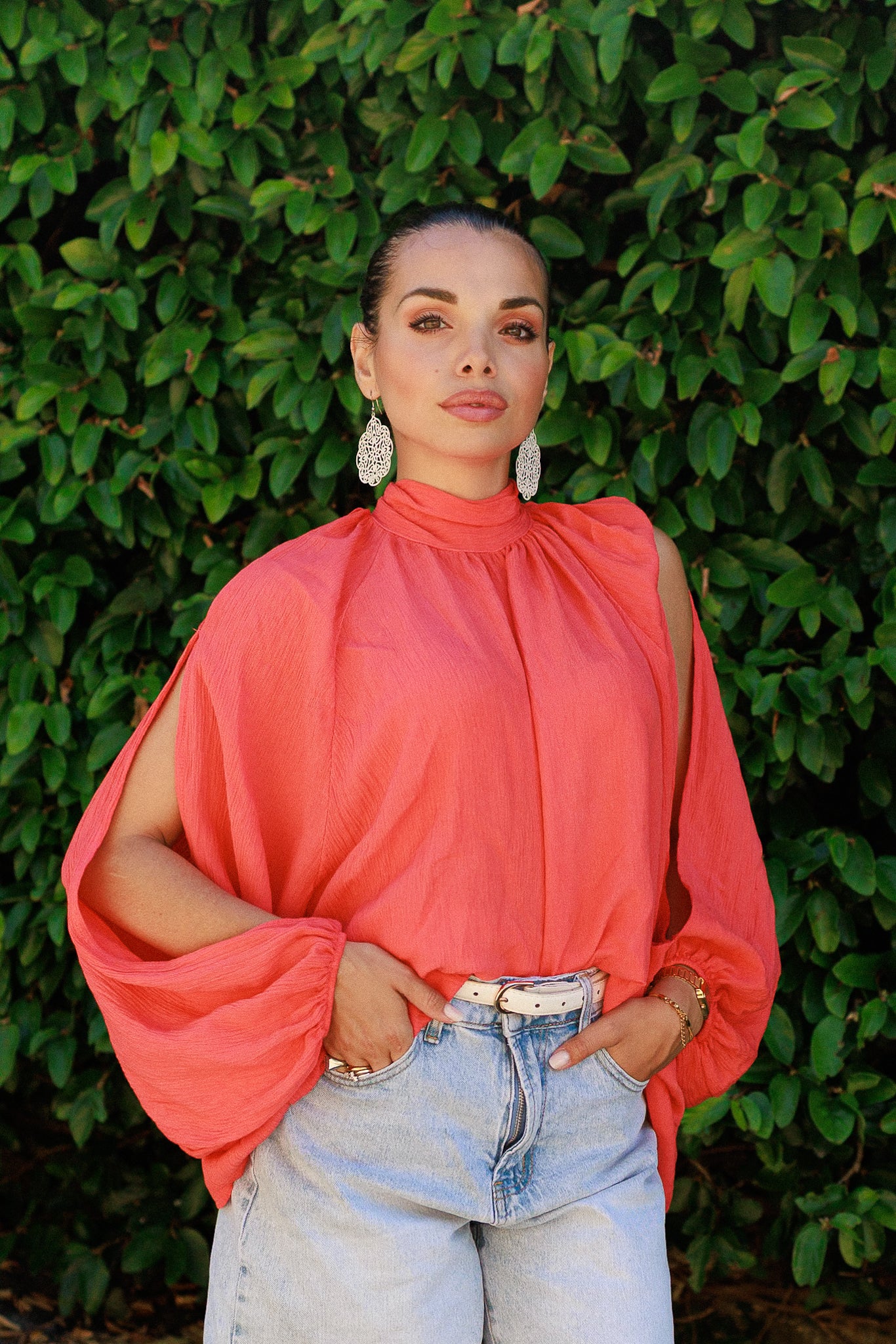 Blusa corallo con maniche aperte