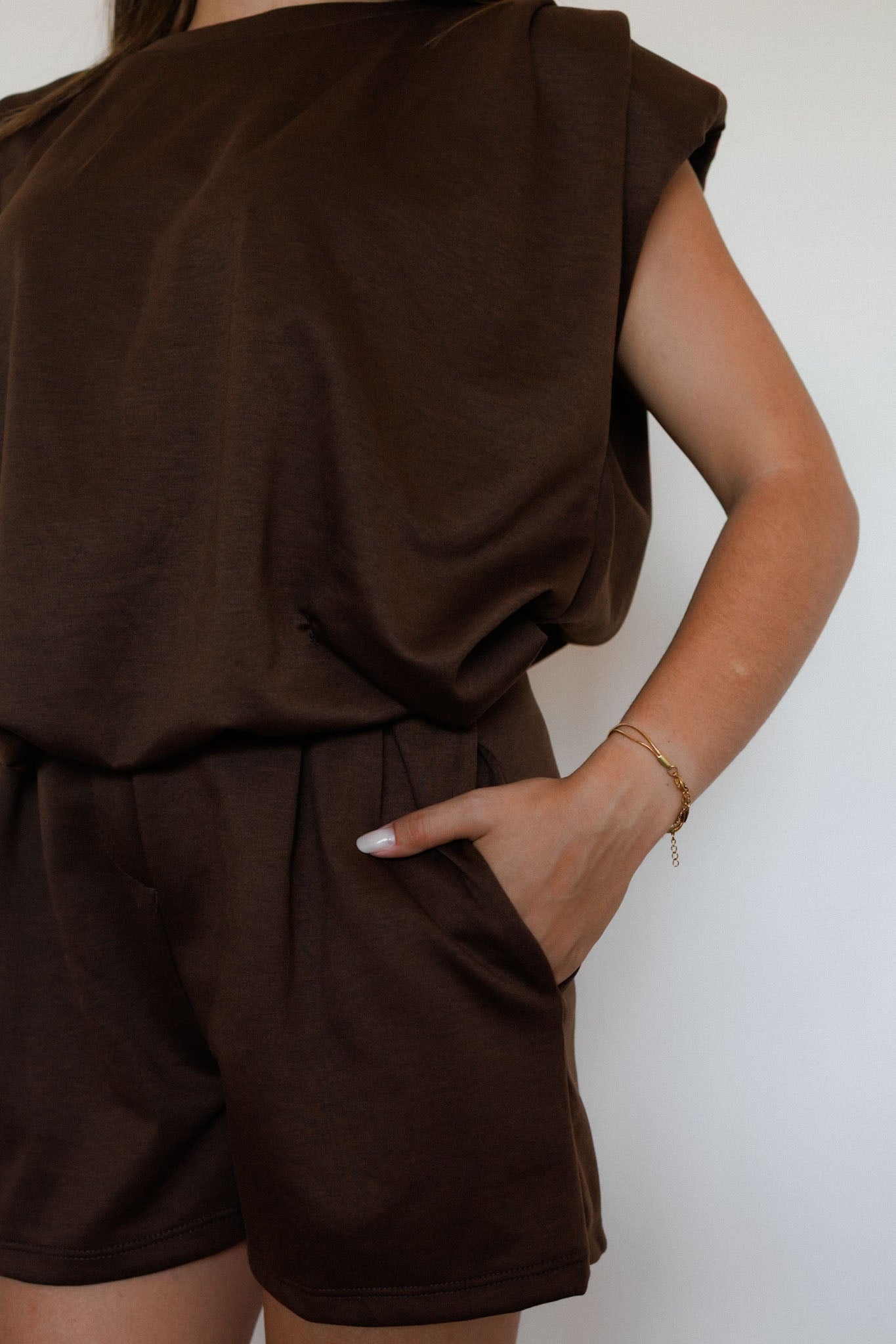 Coordinato blusa e pantaloncino marrone